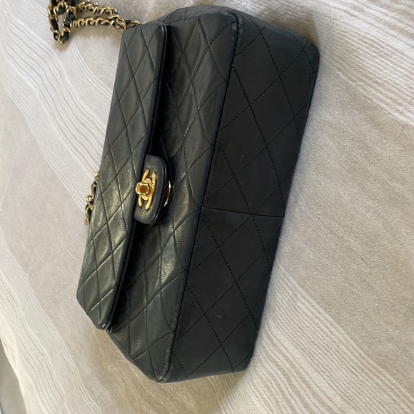 Chanel vintage black small single flap crossbody bag with gold hardware - Picture 5 of 13
